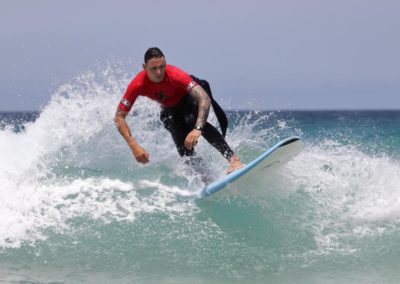 Unser Surfcoach zeigt dir, wie man backside surft